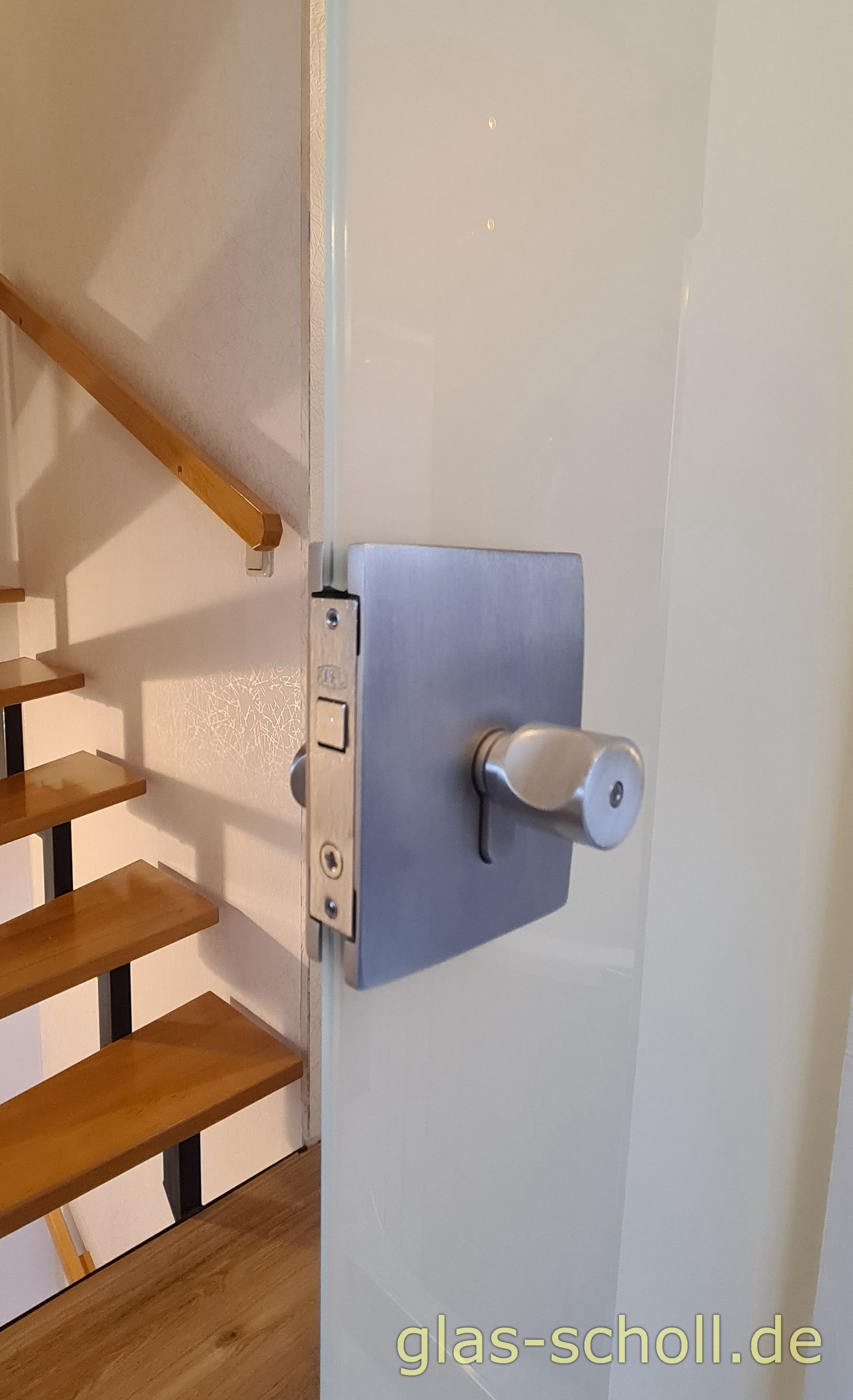 mechanisch verschließbare Schiebetür vor WC- oder Badezimmerbereich von www.glas-scholl.de